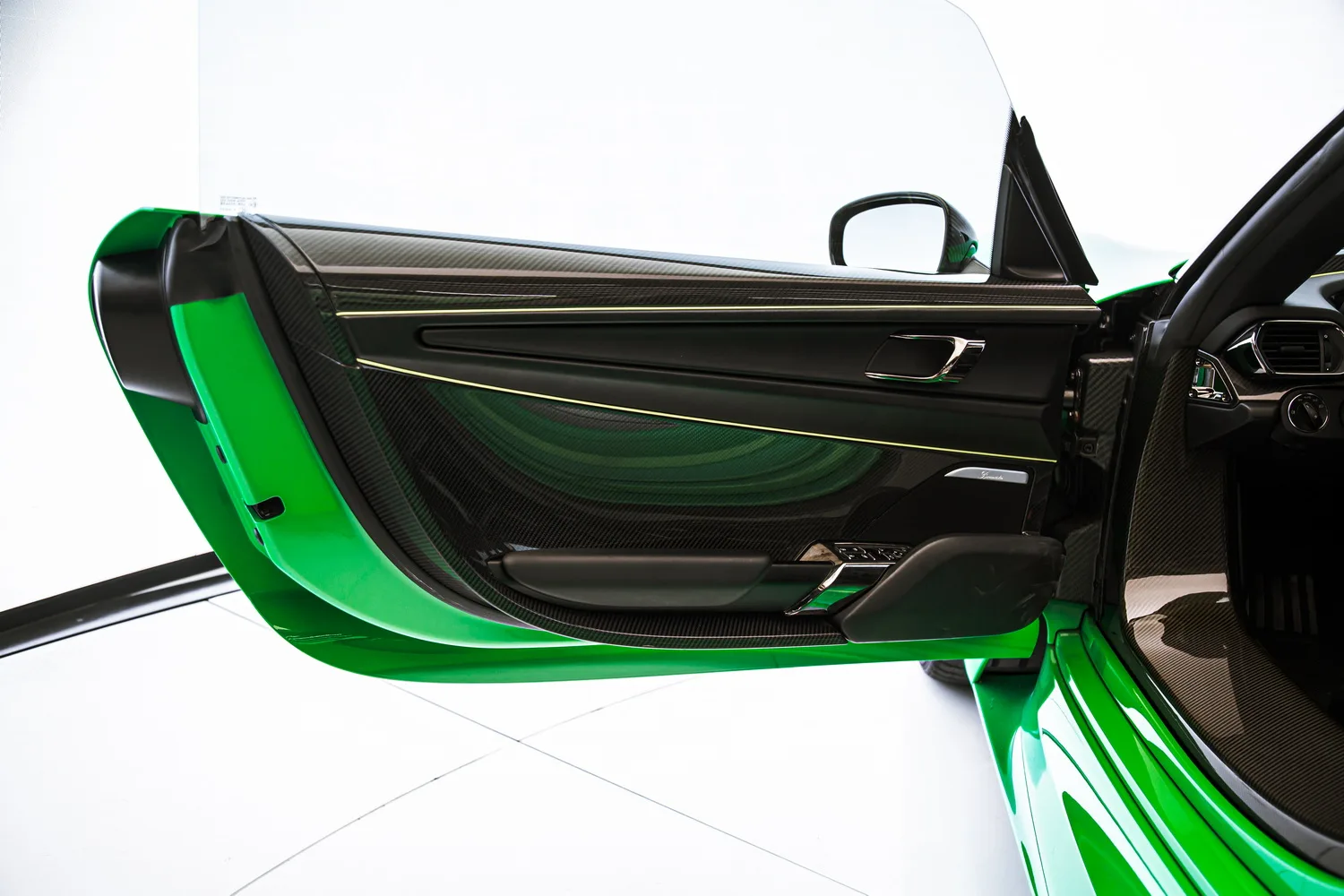 2015 Porsche 918 Spyder interior, door panel