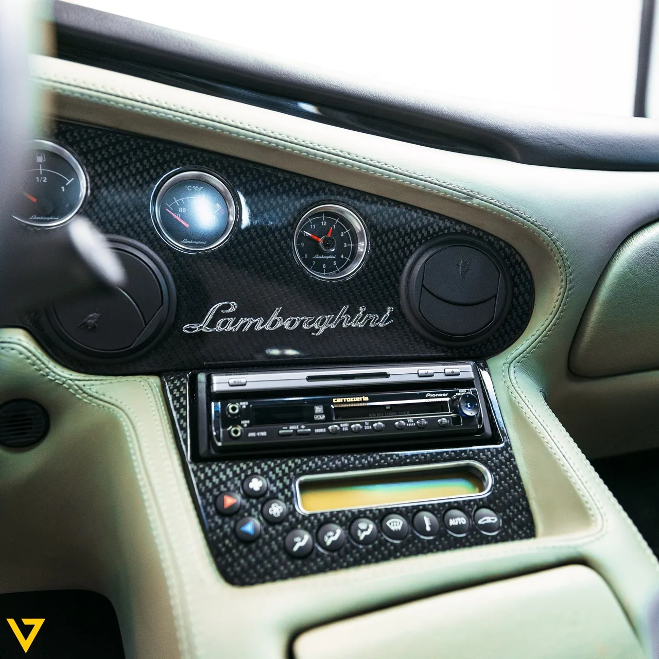 2002 Lamborghini Diablo VT 6.0 interior, dashboard