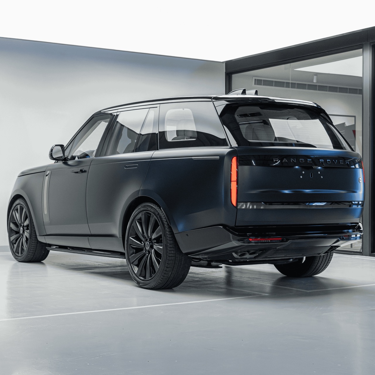 2024 Range Rover Vogue SV, 2/13