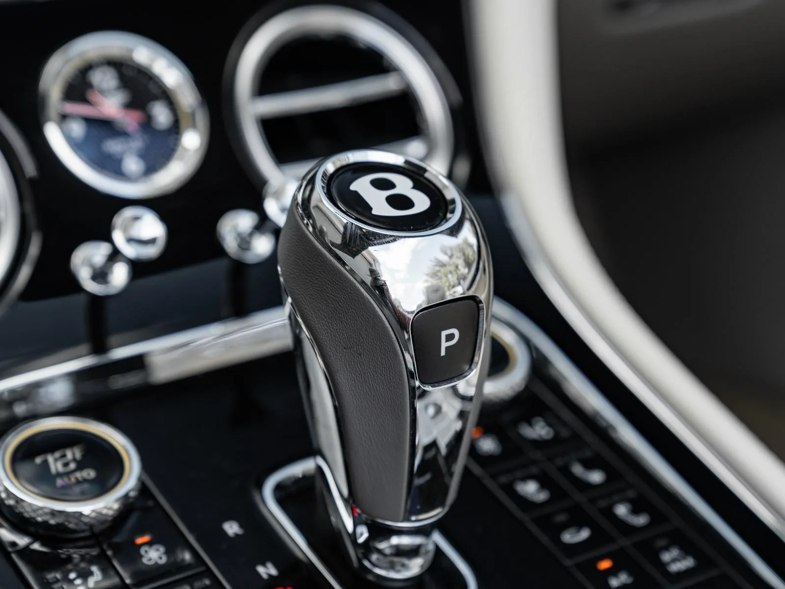2022 Bentley Continental GT V8 interior, center console