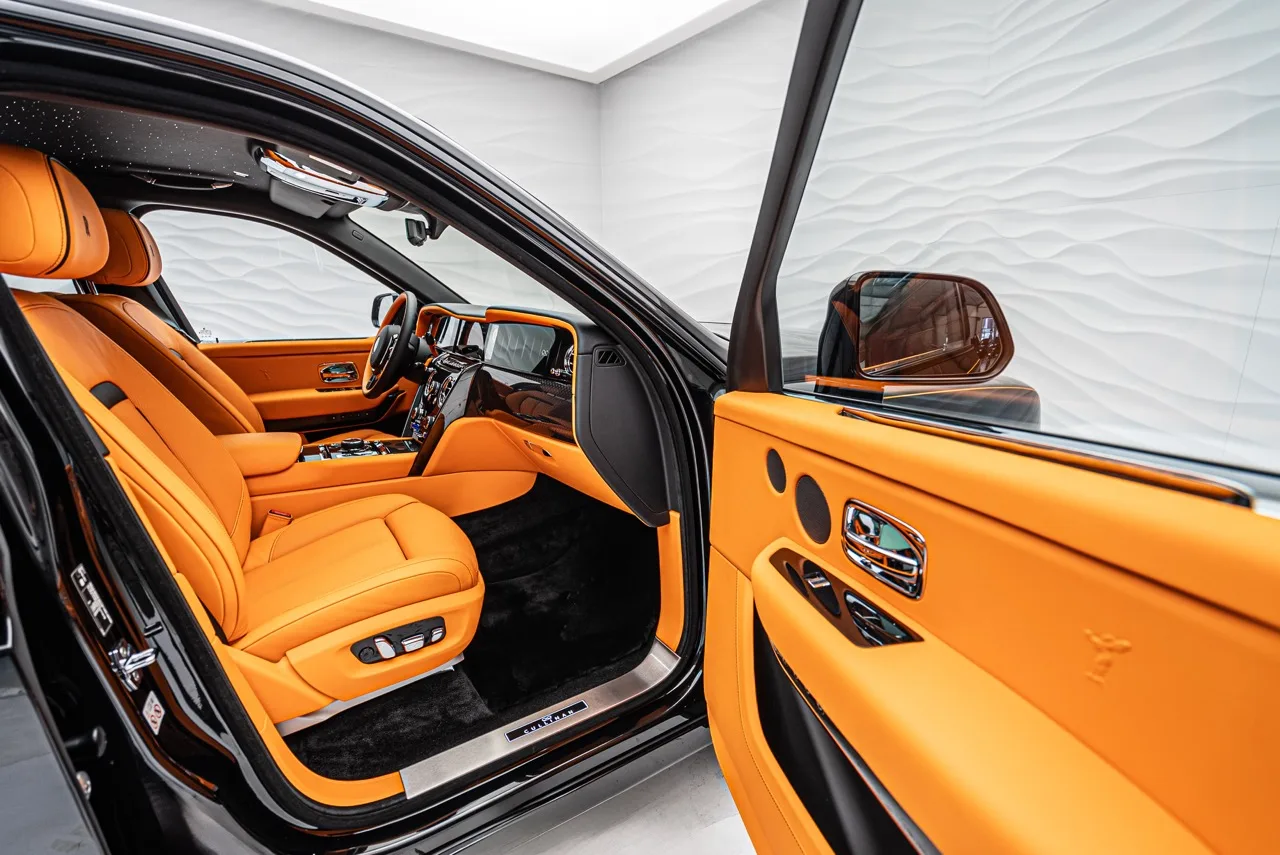 2024 Rolls-Royce Cullinan Black Badge Facelift interior, door panel
