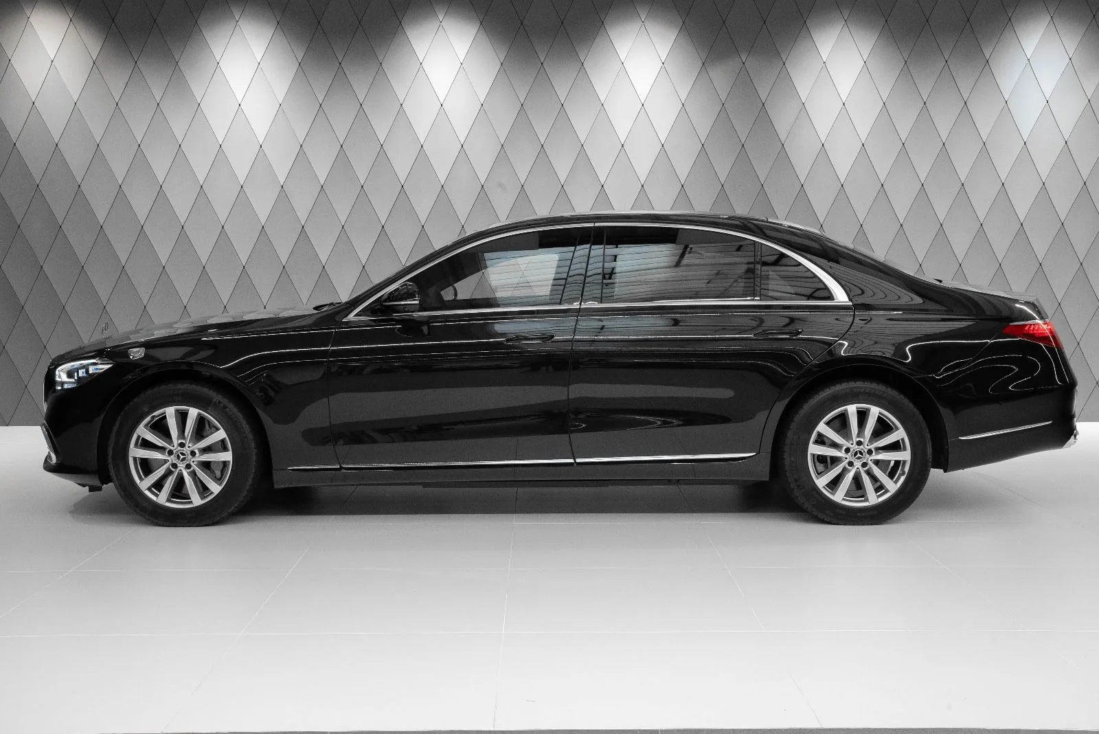 2024 Mercedes-Benz S 680 GUARD 4MATIC, side profile, Obsidian Black