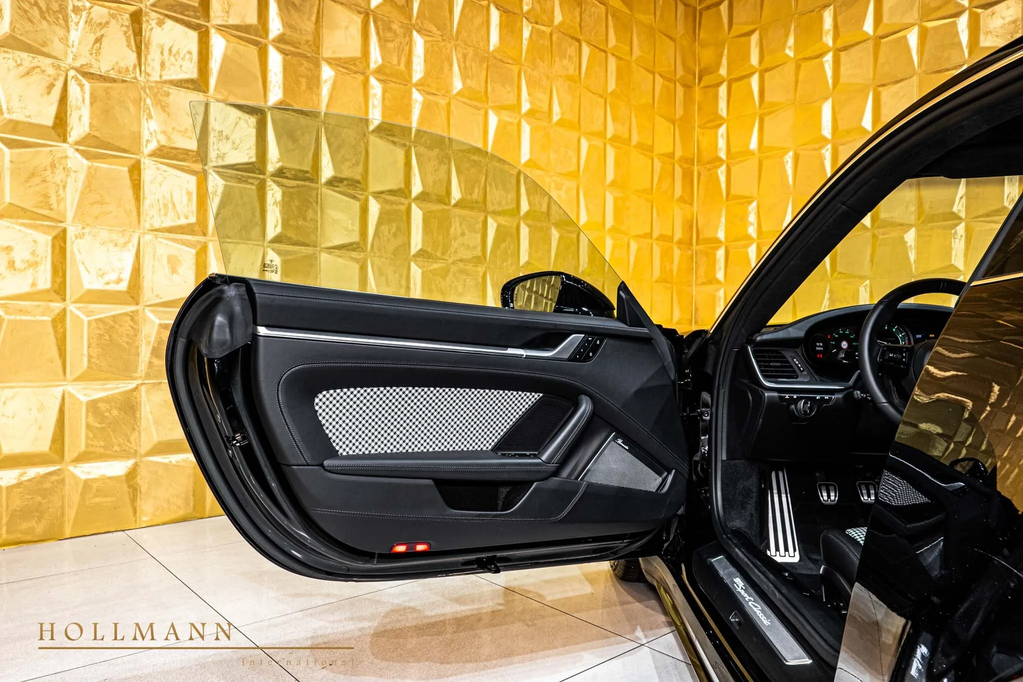 2024 Porsche 911 Sport Classic interior, door panel, Leather Black + Pepita