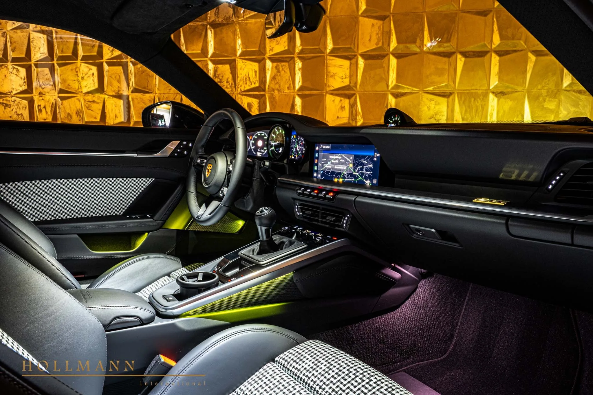 2024 Porsche 911 Sport Classic interior, Leather Black + Pepita