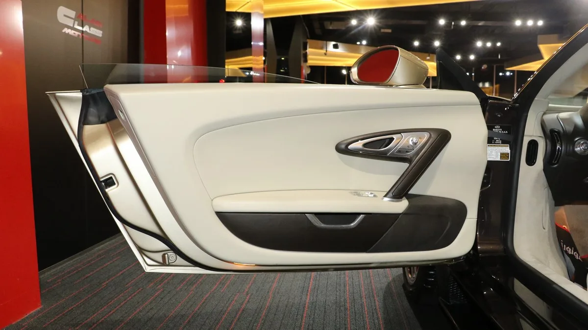 2008 Bugatti Veyron interior, door panel, Brown