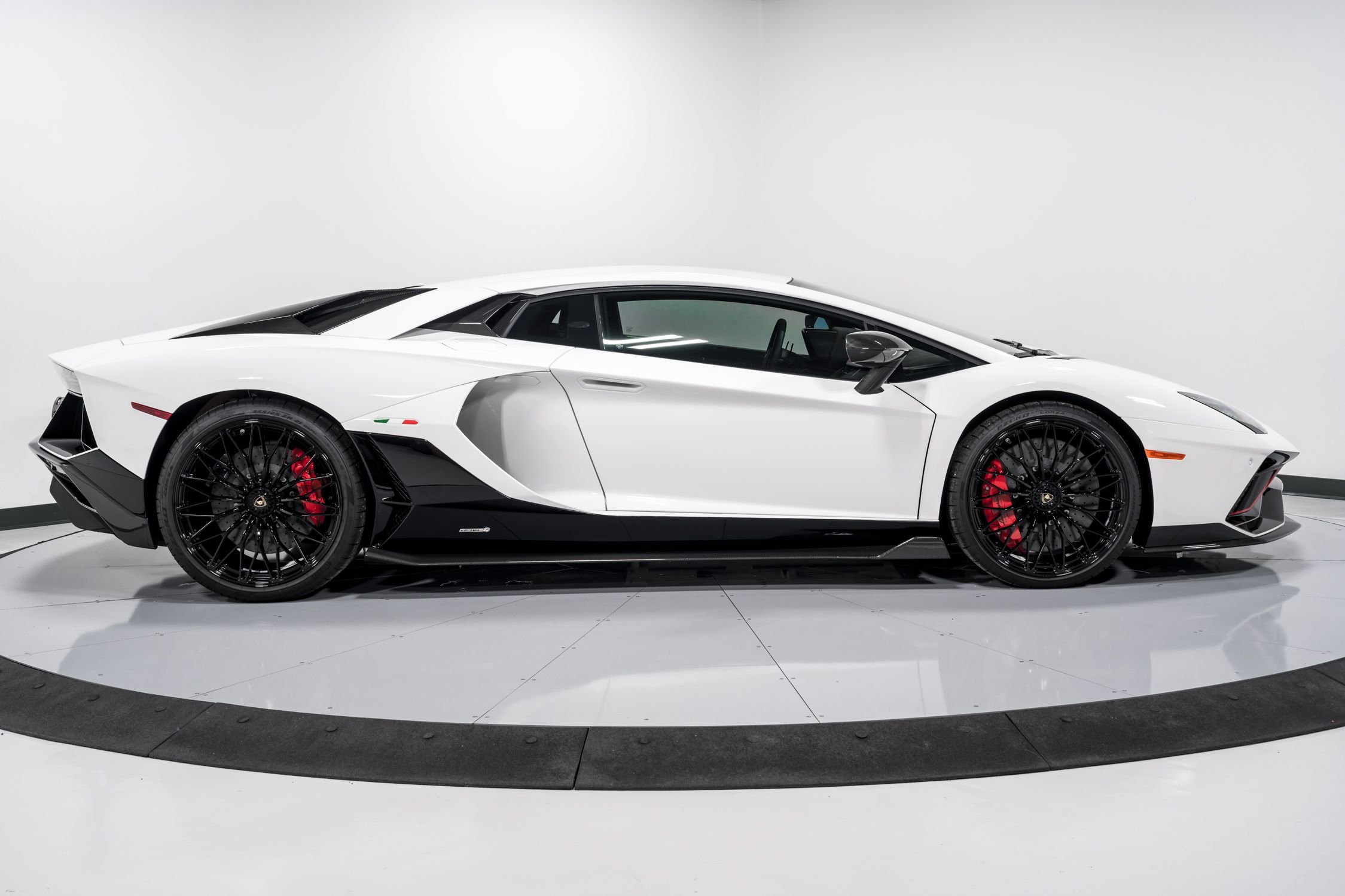 2022 Lamborghini Aventador Ultimae Coupe, 2/20