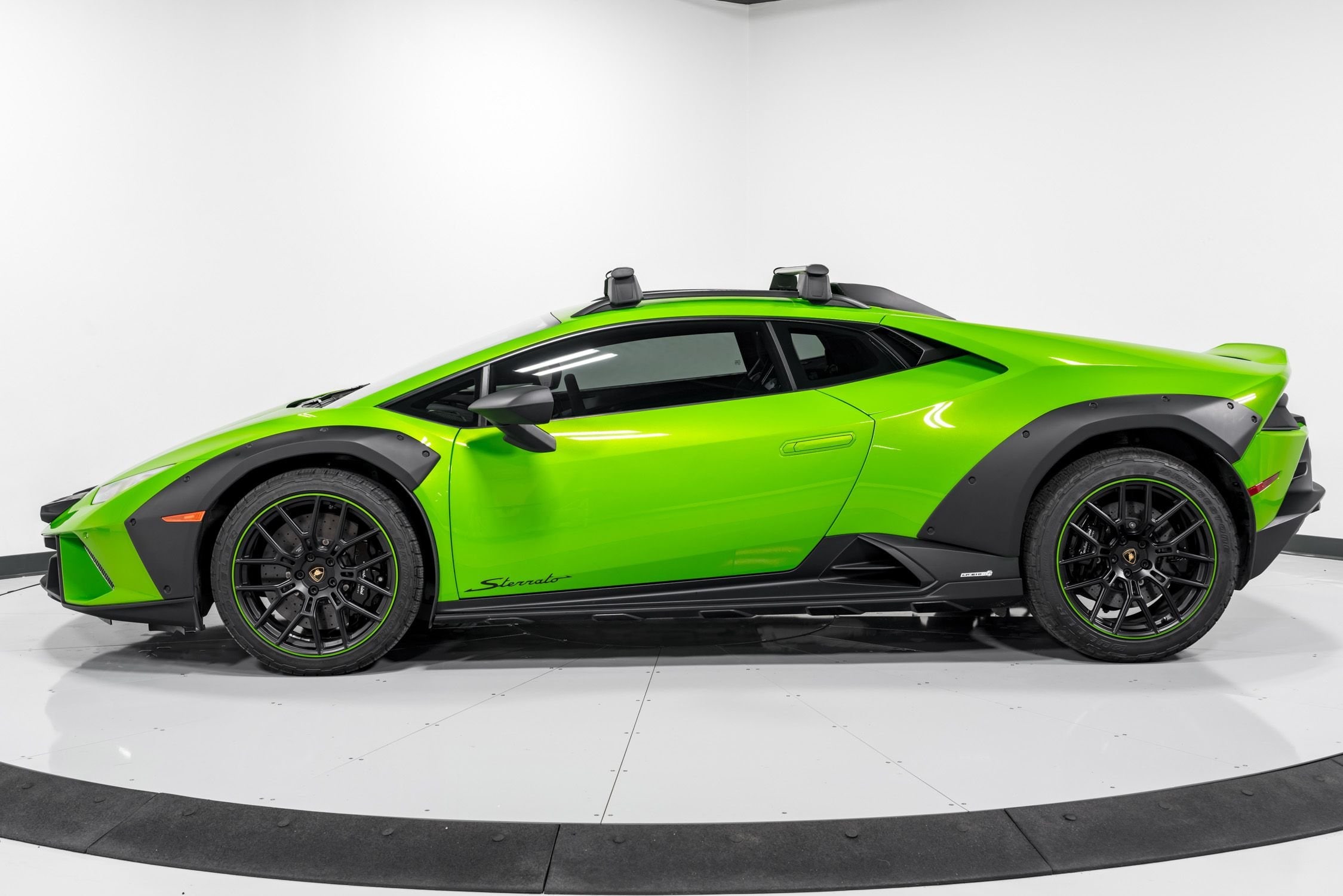 2023 Lamborghini Huracan Sterrato, 2/19