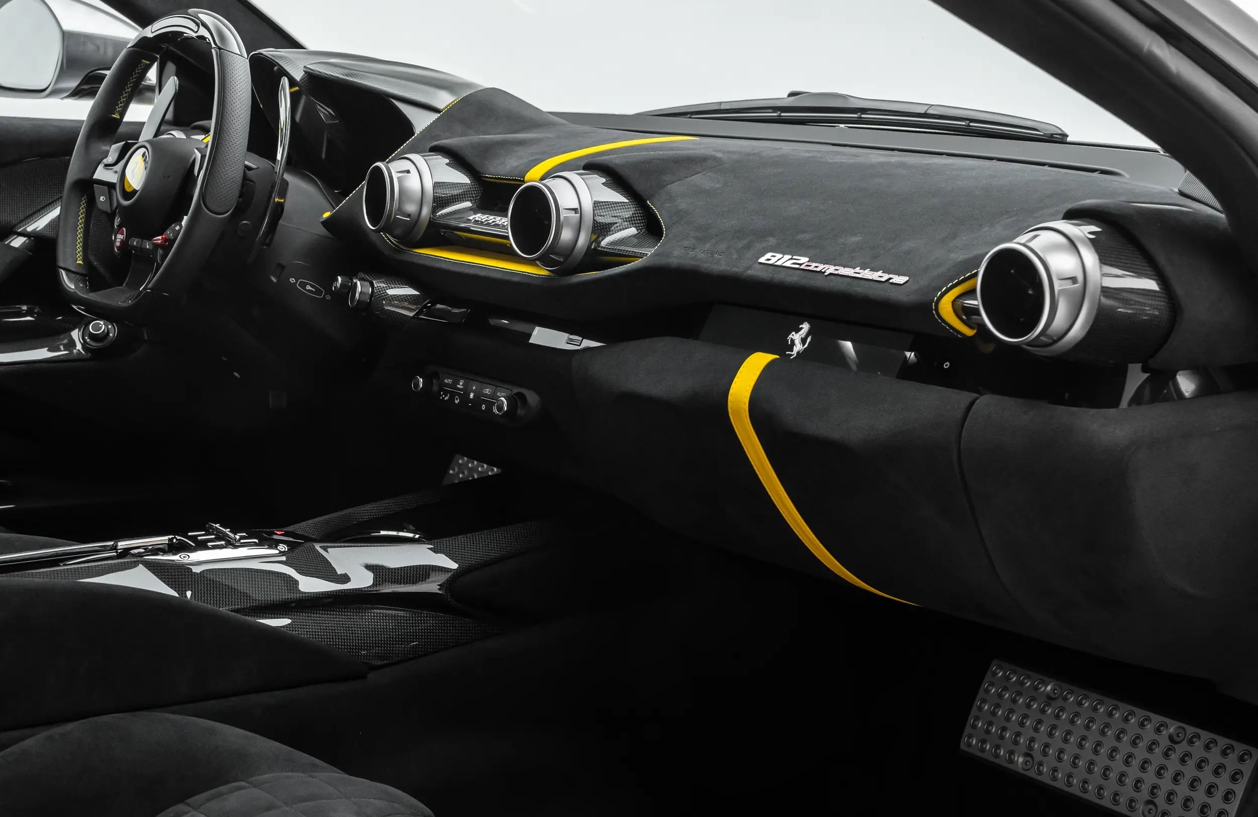 2023 Ferrari 812 Competizione, 16/66