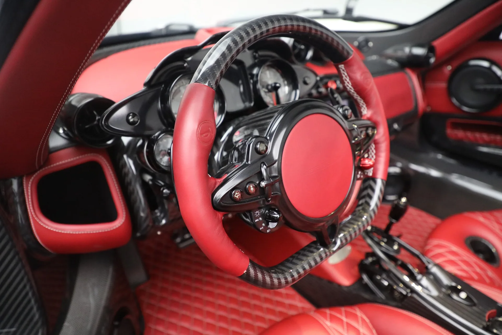 2017 Pagani Huayra Roadster interior, Rojo