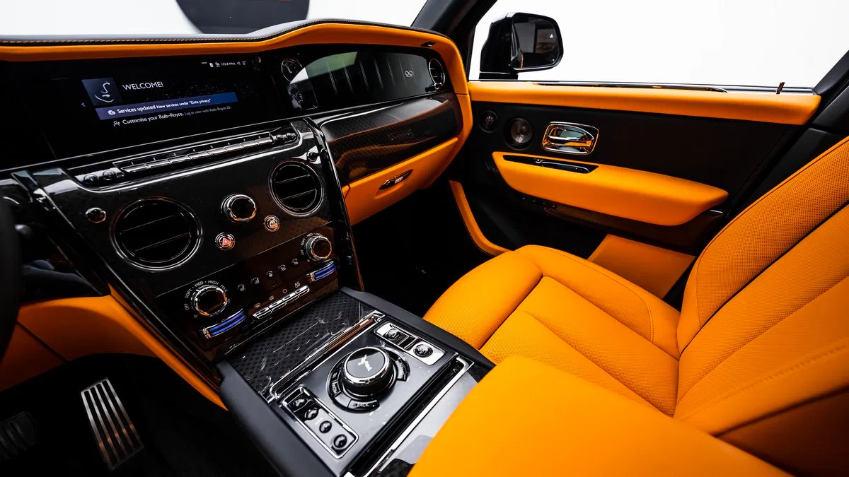 2024 Rolls-Royce Cullinan Black Badge interior, Mandarin | Black