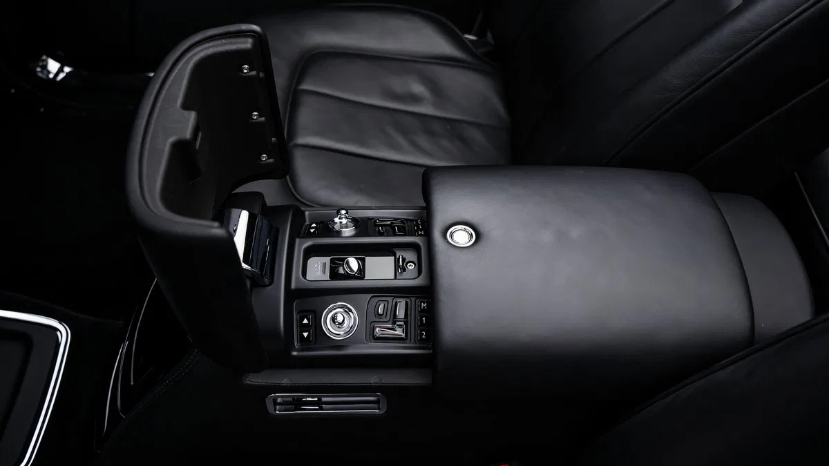 2017 Rolls-Royce Phantom Drophead interior, Black