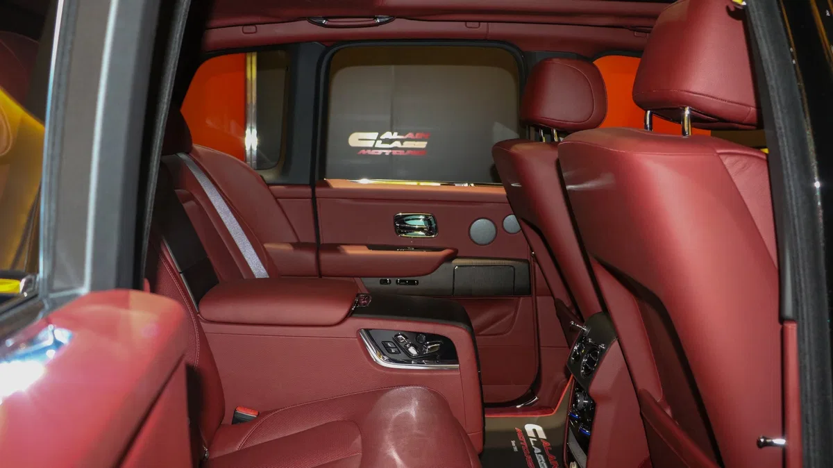 2019 Rolls Royce Cullinan interior, seats, Brown