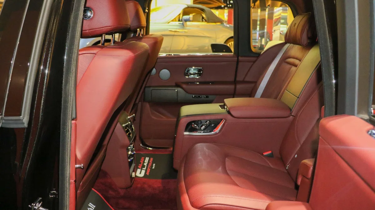 2019 Rolls Royce Cullinan interior, seats, Brown
