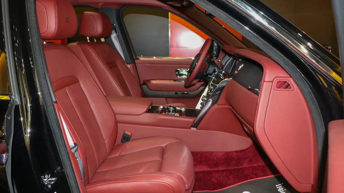 2019 Rolls Royce Cullinan interior, seats, Brown