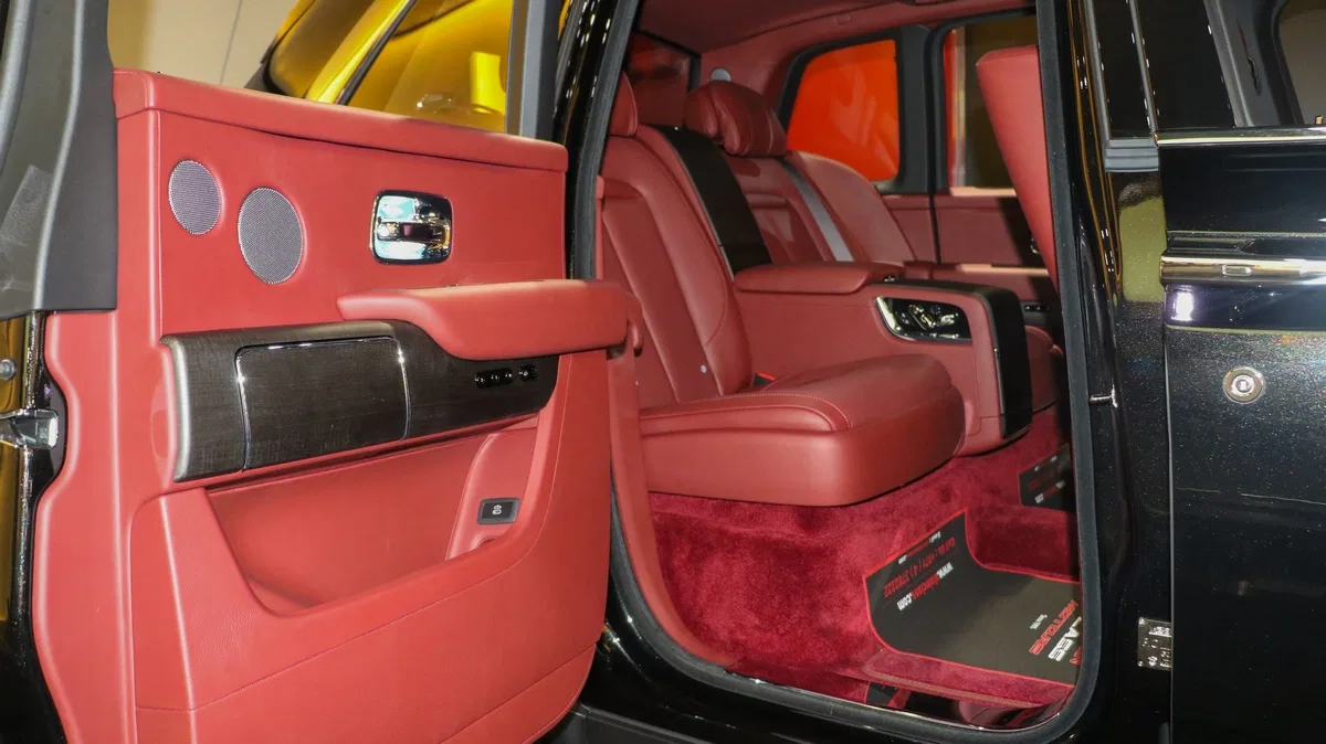 2019 Rolls Royce Cullinan interior, seats, Brown