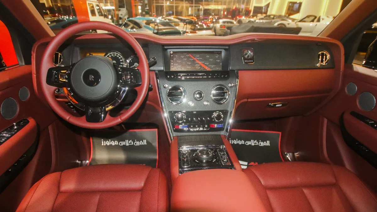 2019 Rolls Royce Cullinan interior, Brown