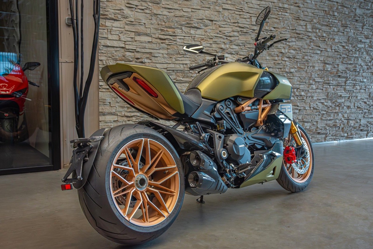 2023 Ducati 1260 S Diavel Lamborghini, 2/17