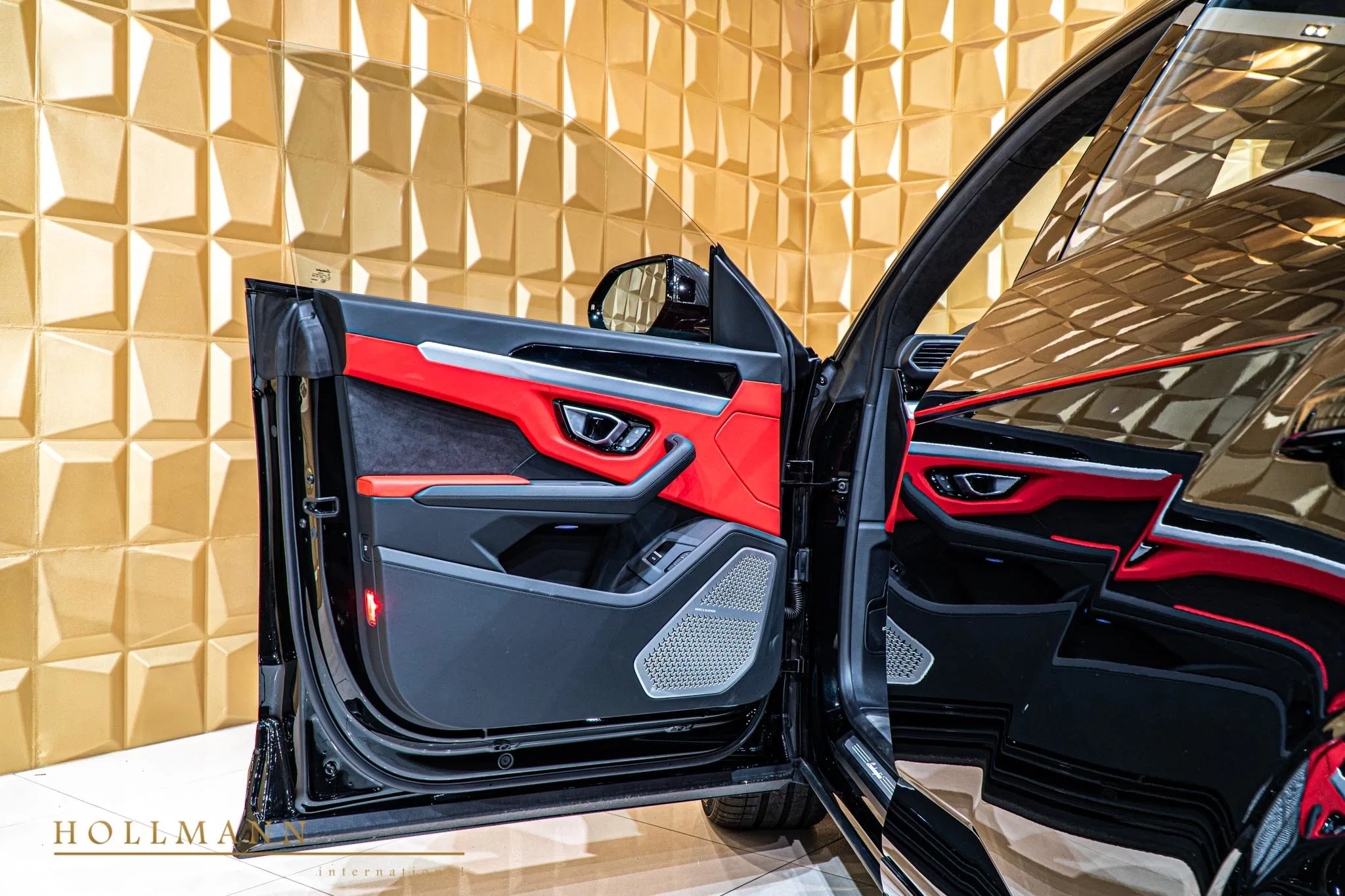 2019 Mansory Urus Venatus interior, door panel, Black