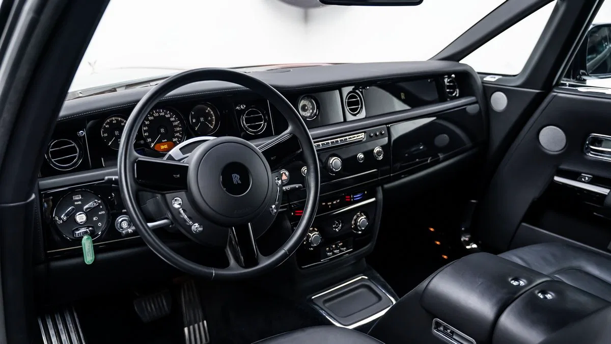 2017 Rolls-Royce Phantom Drophead interior, dashboard, Black