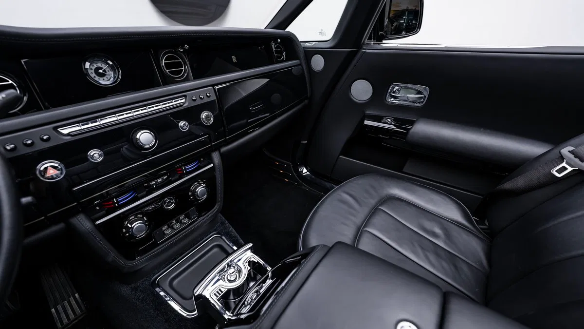 2017 Rolls-Royce Phantom Drophead interior, Black