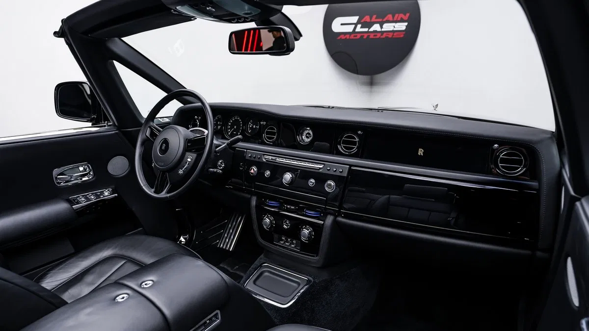 2017 Rolls-Royce Phantom Drophead interior, dashboard, Black
