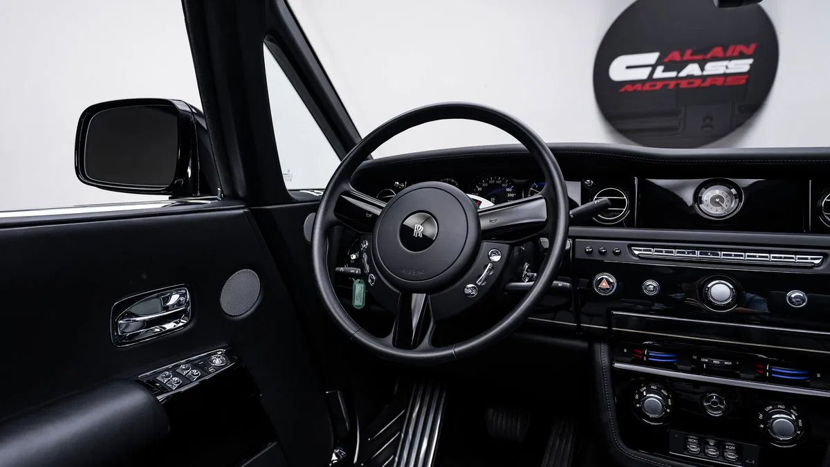 2017 Rolls-Royce Phantom Drophead interior, dashboard, Black