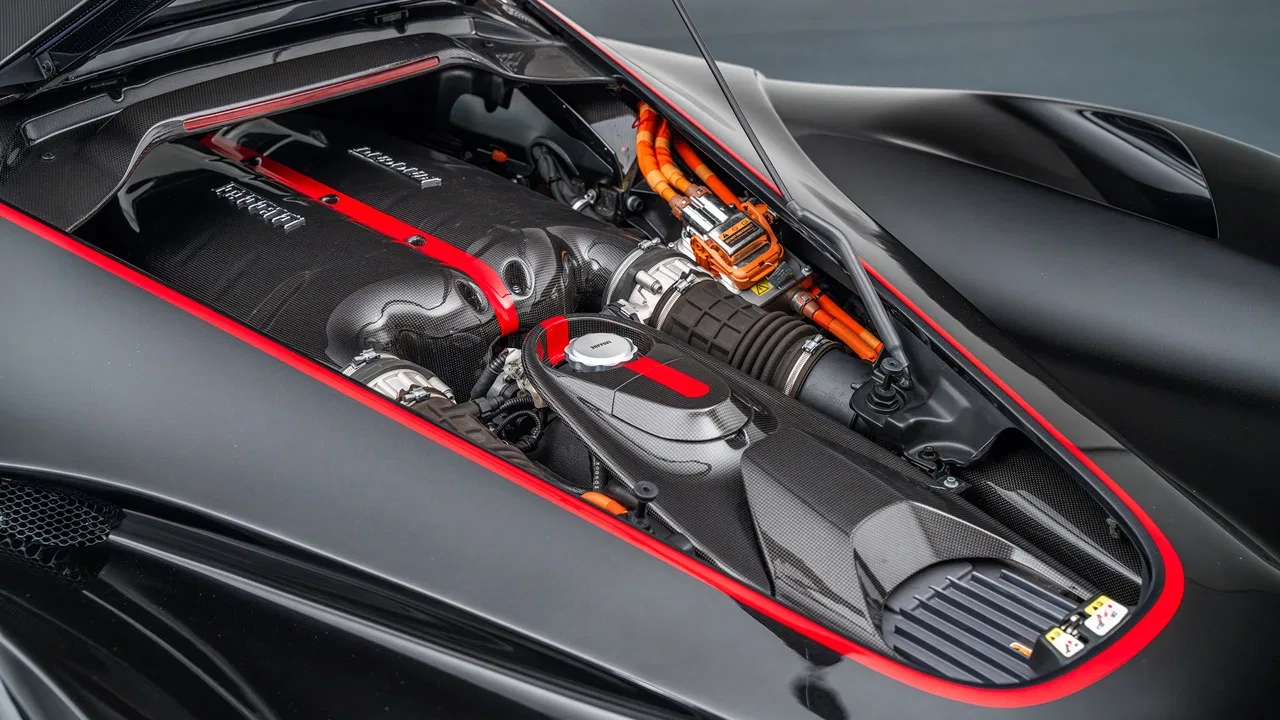 2017 Ferrari LaFerrari Aperta engine