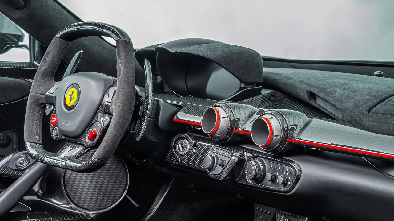 2017 Ferrari LaFerrari Aperta interior, Pelle Nera Detagli Rossi