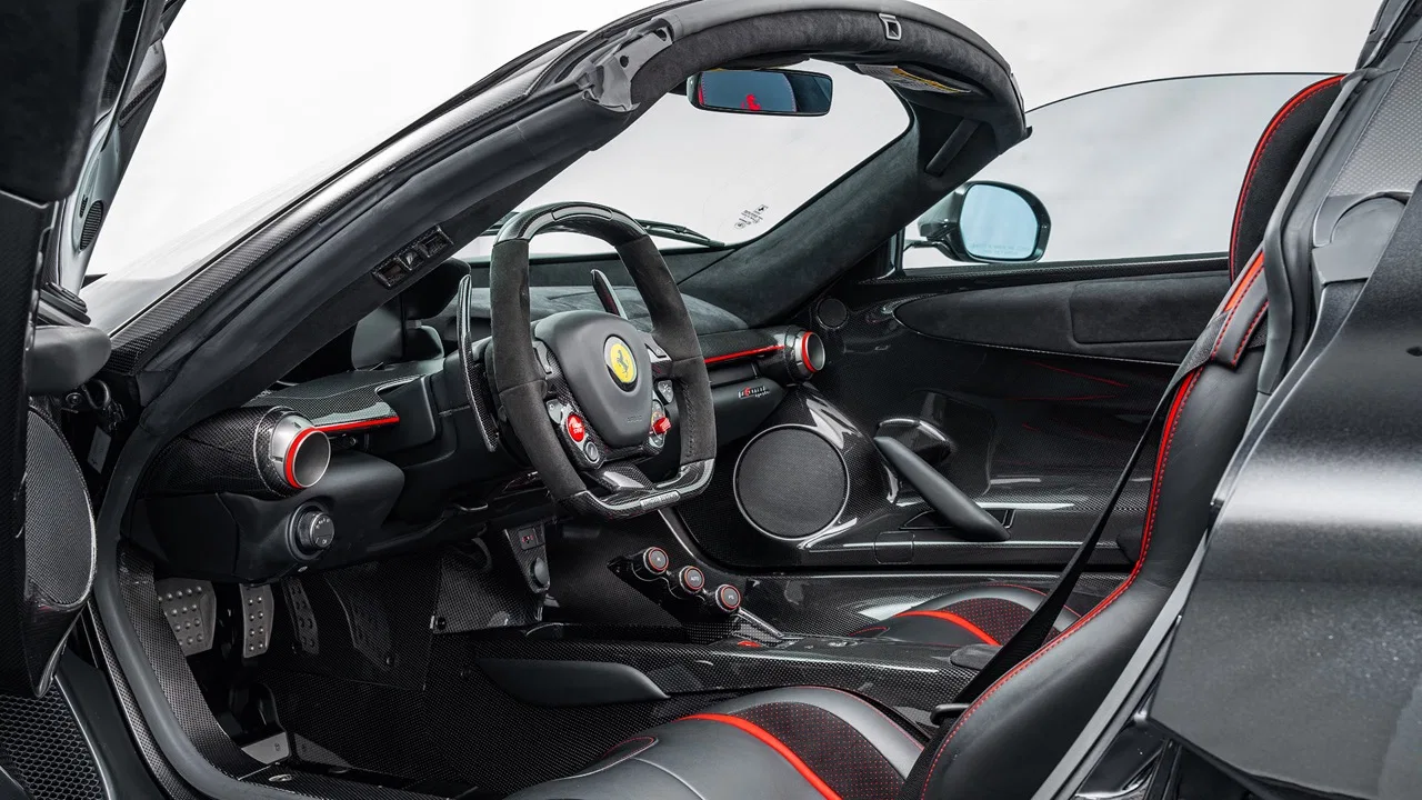 2017 Ferrari LaFerrari Aperta interior, Pelle Nera Detagli Rossi