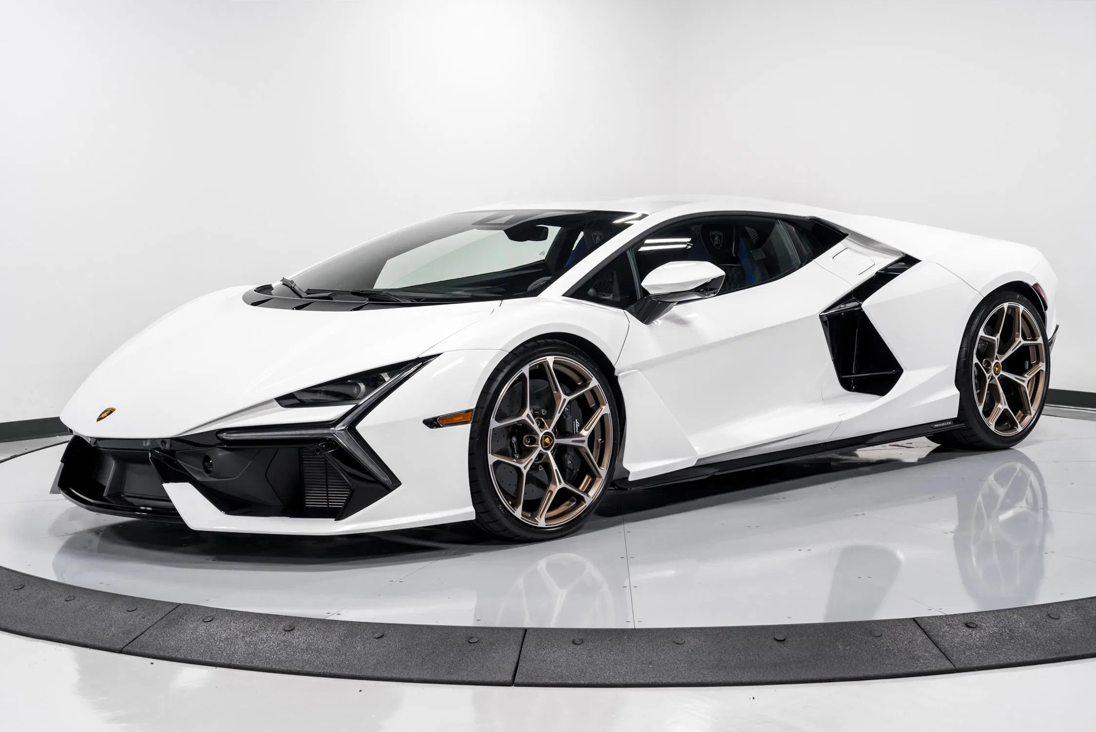 2024 Lamborghini Revuelto