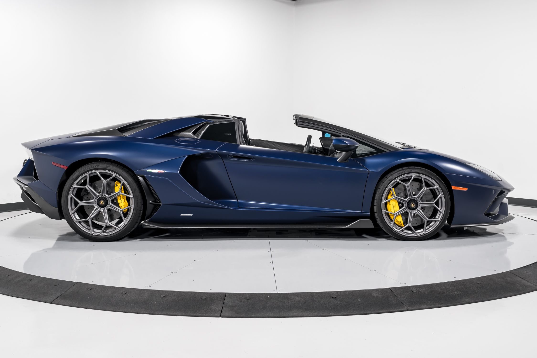 2022 Lamborghini Aventador Ultimae Roadster, 7/39