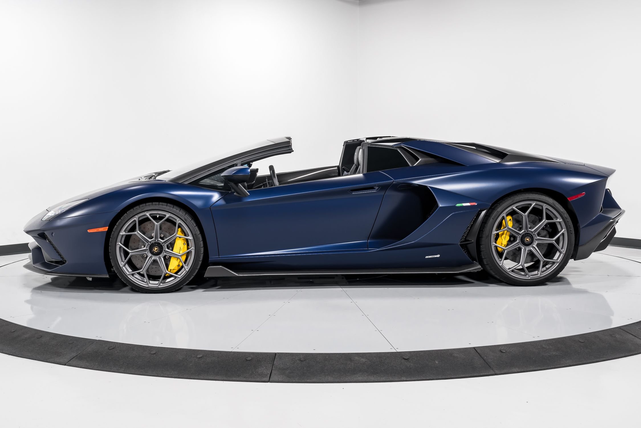 2022 Lamborghini Aventador Ultimae Roadster, 8/39