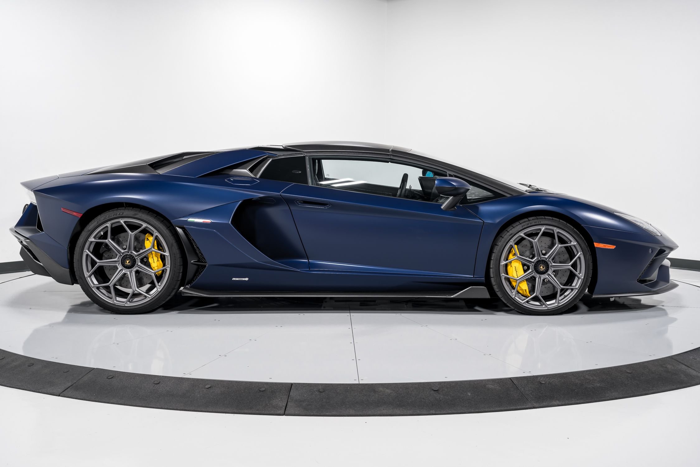 2022 Lamborghini Aventador Ultimae Roadster, 12/39
