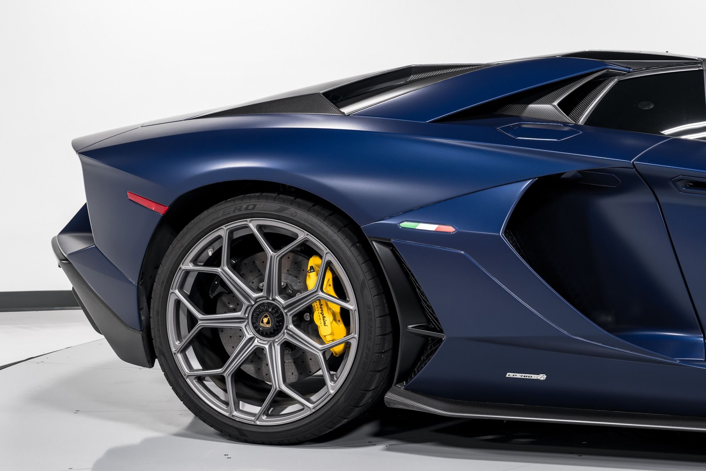 2022 Lamborghini Aventador Ultimae Roadster, 17/39