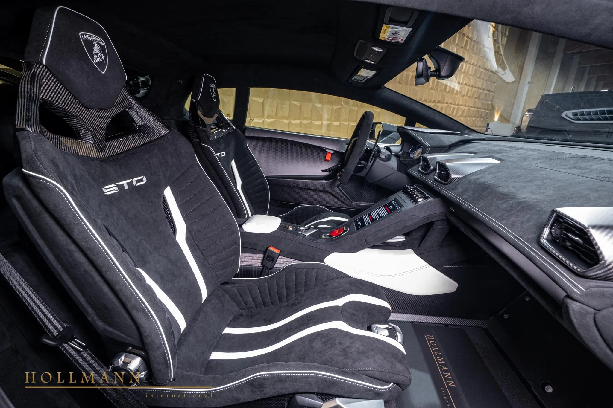 2025 Lamborghini Huracán STO interior, Nero