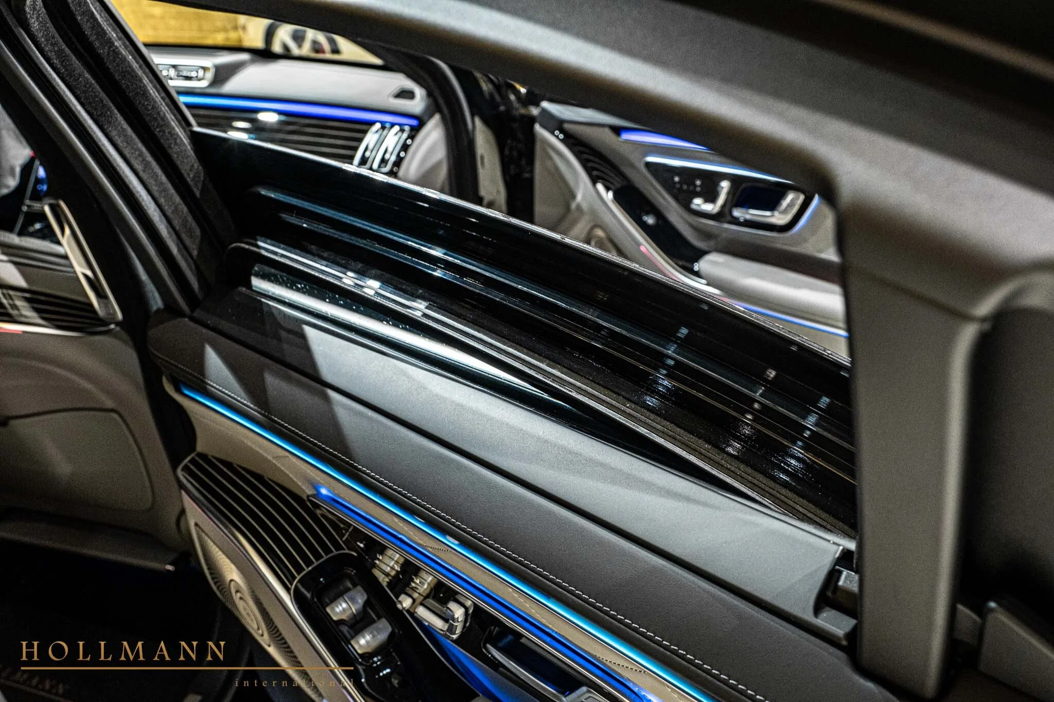 2025 Mercedes-Benz S 680 Armored interior, door panel, Exclusive Leather - Gray