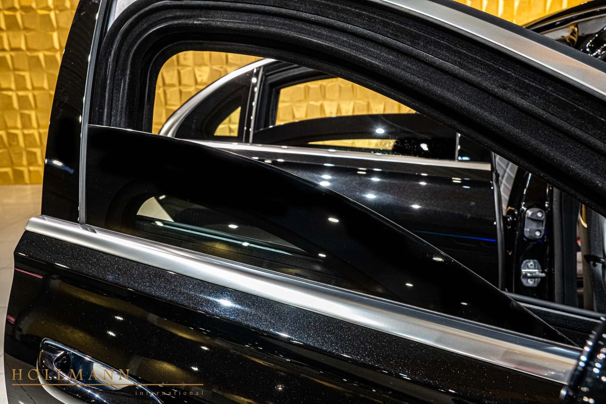 2025 Mercedes-Benz S 680 Armored interior, door panel, Exclusive Leather - Gray