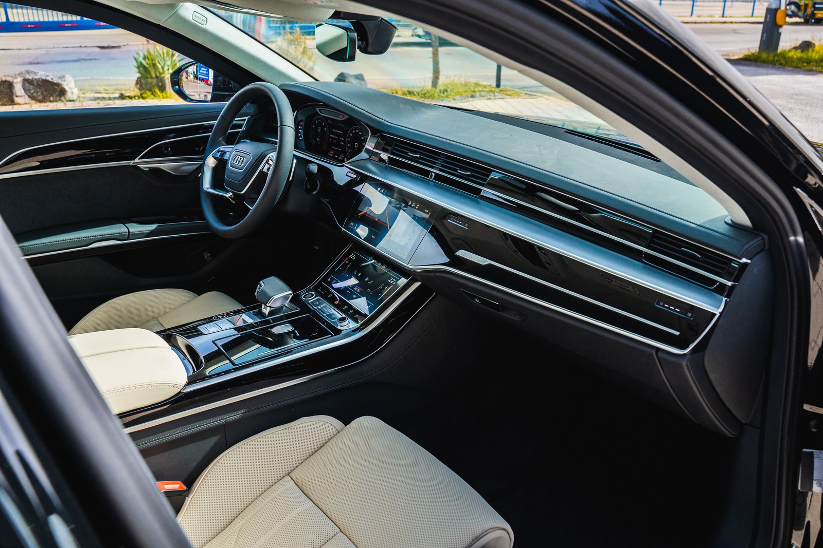 2025 Armored Audi A8, 2/28
