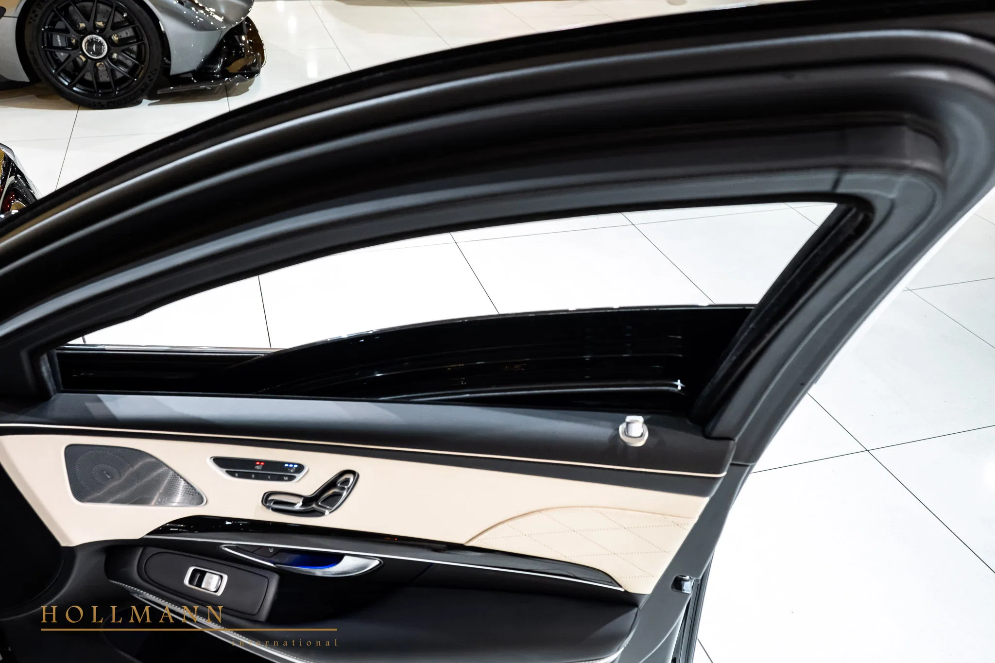 2025 Mercedes-Maybach S 650 Pullman Armoured interior, door panel, Leather Beige