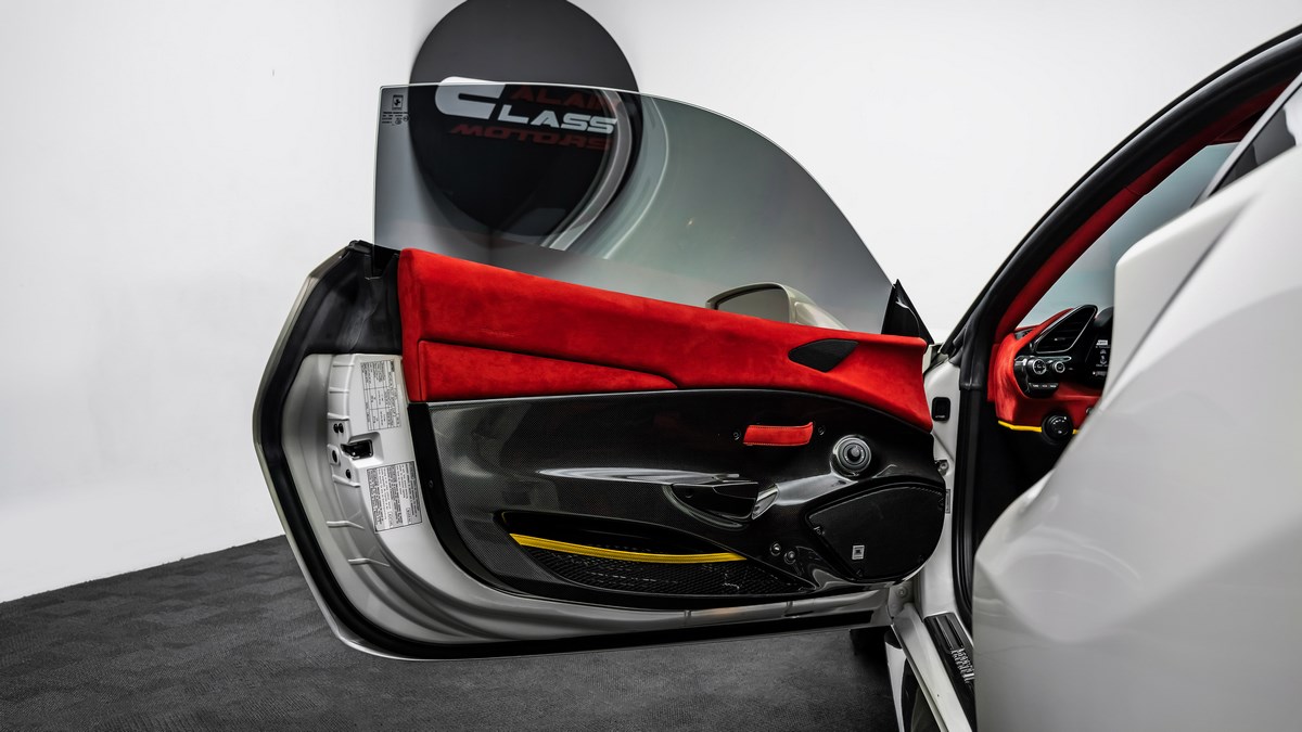 2020 Ferrari 488 Pista, 14/18