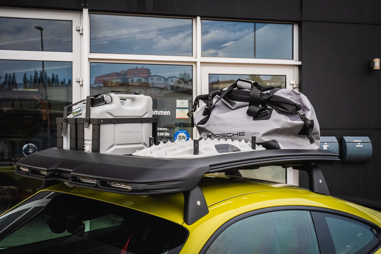 2025 Porsche 992 Dakar trunk