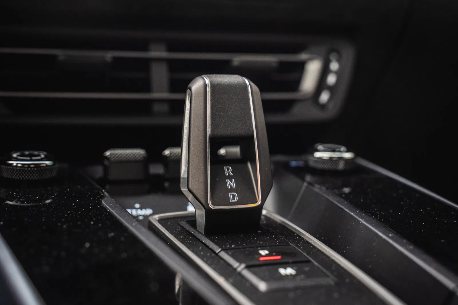 2025 Porsche 992 Dakar interior, center console, Schwarz