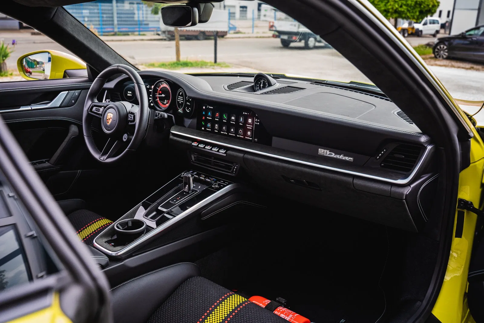 2025 Porsche 992 Dakar interior, dashboard, Schwarz