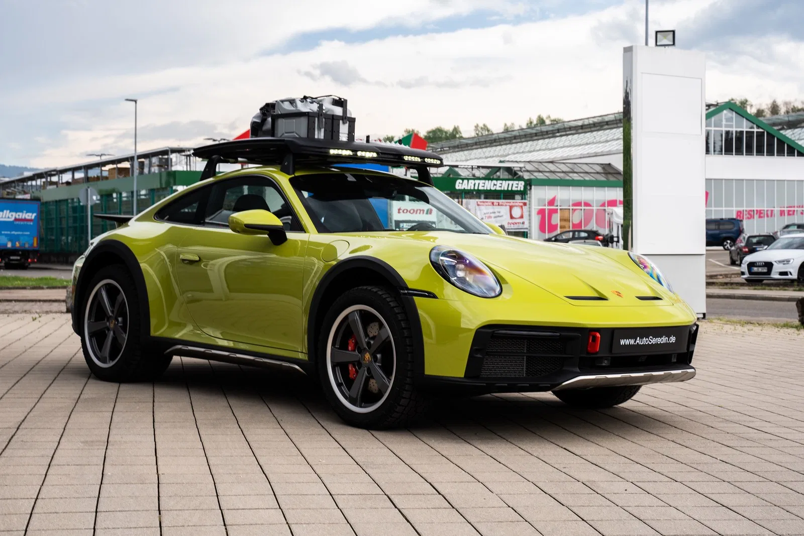 2025 Porsche 992 Dakar for sale, exterior, Lindgrün