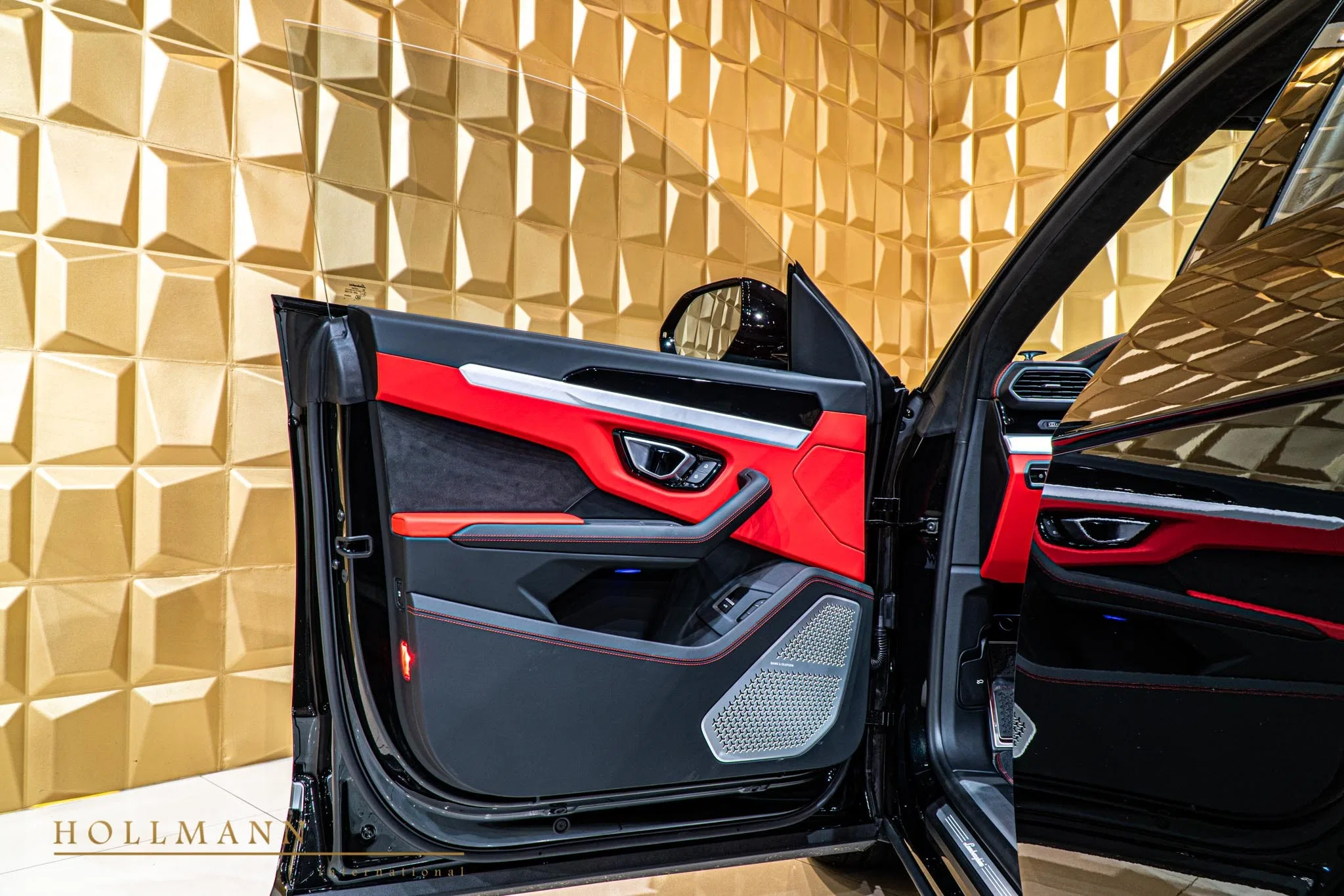 2020 Mansory Urus Venatus interior, door panel, Nero Ade / Rosso Alala