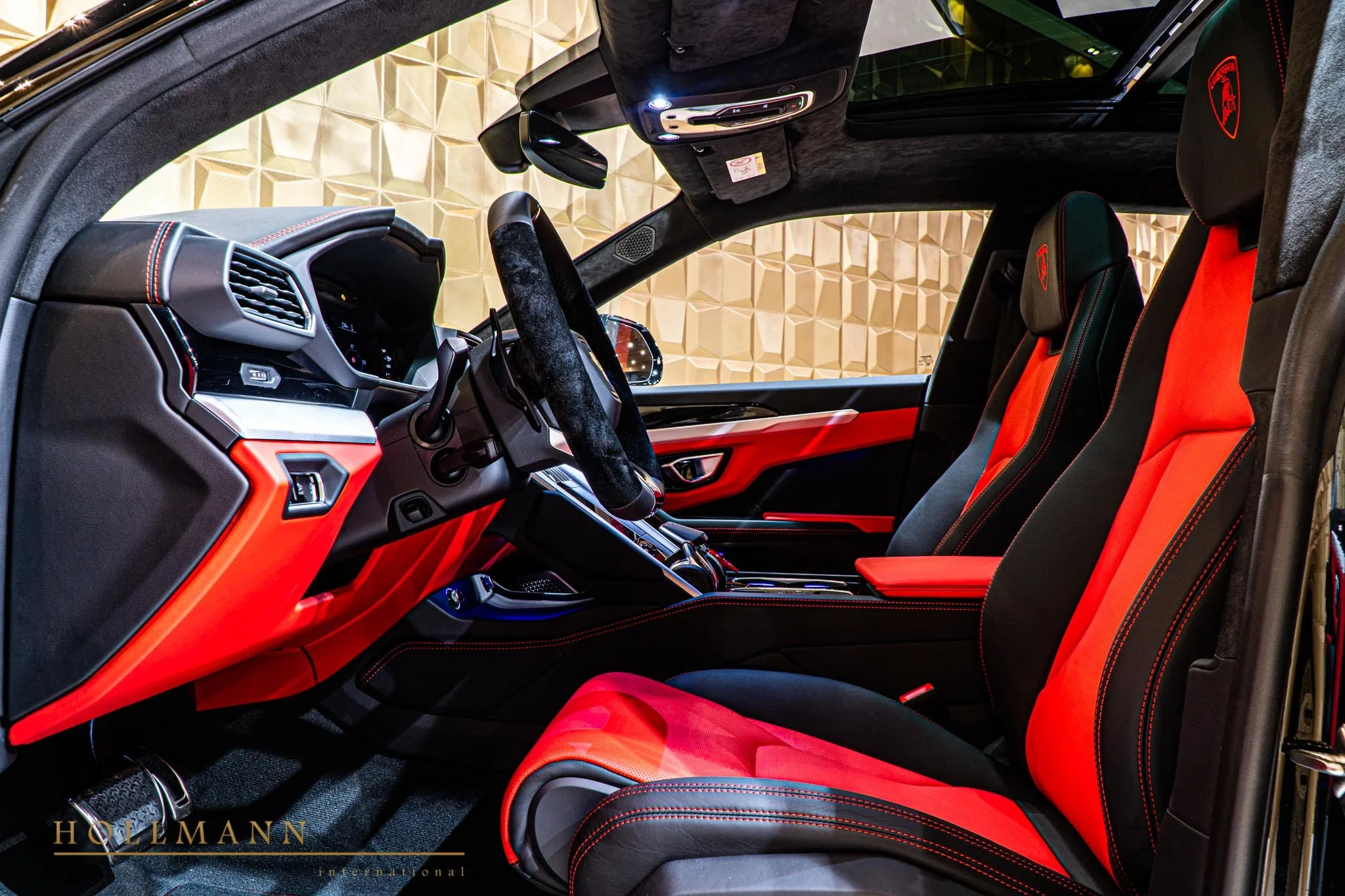 2020 Mansory Urus Venatus interior, Nero Ade / Rosso Alala
