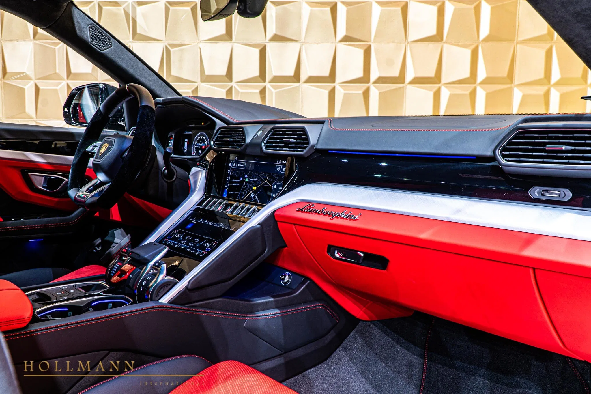 2020 Mansory Urus Venatus interior, Nero Ade / Rosso Alala