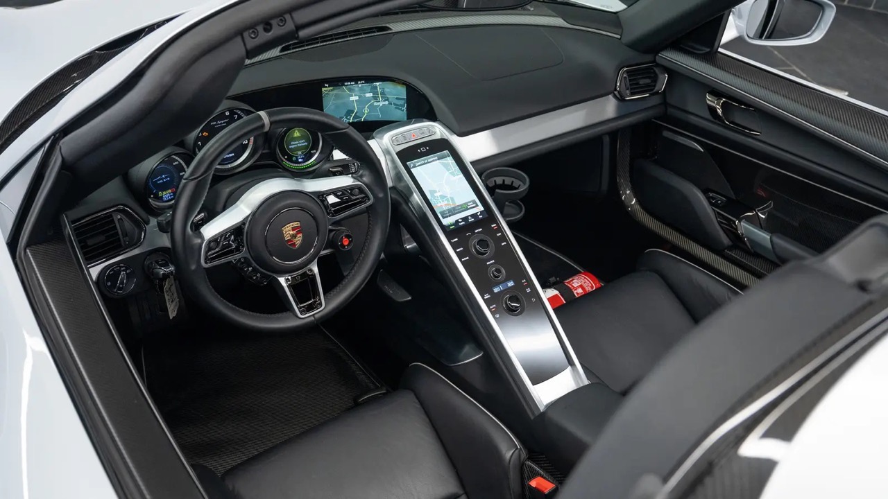 2015 Porsche 918 Spyder, 2/17