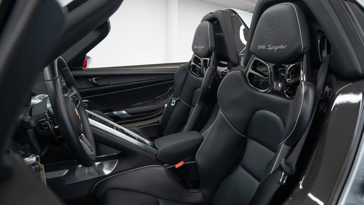 2015 Porsche 918 Spyder, 16/17