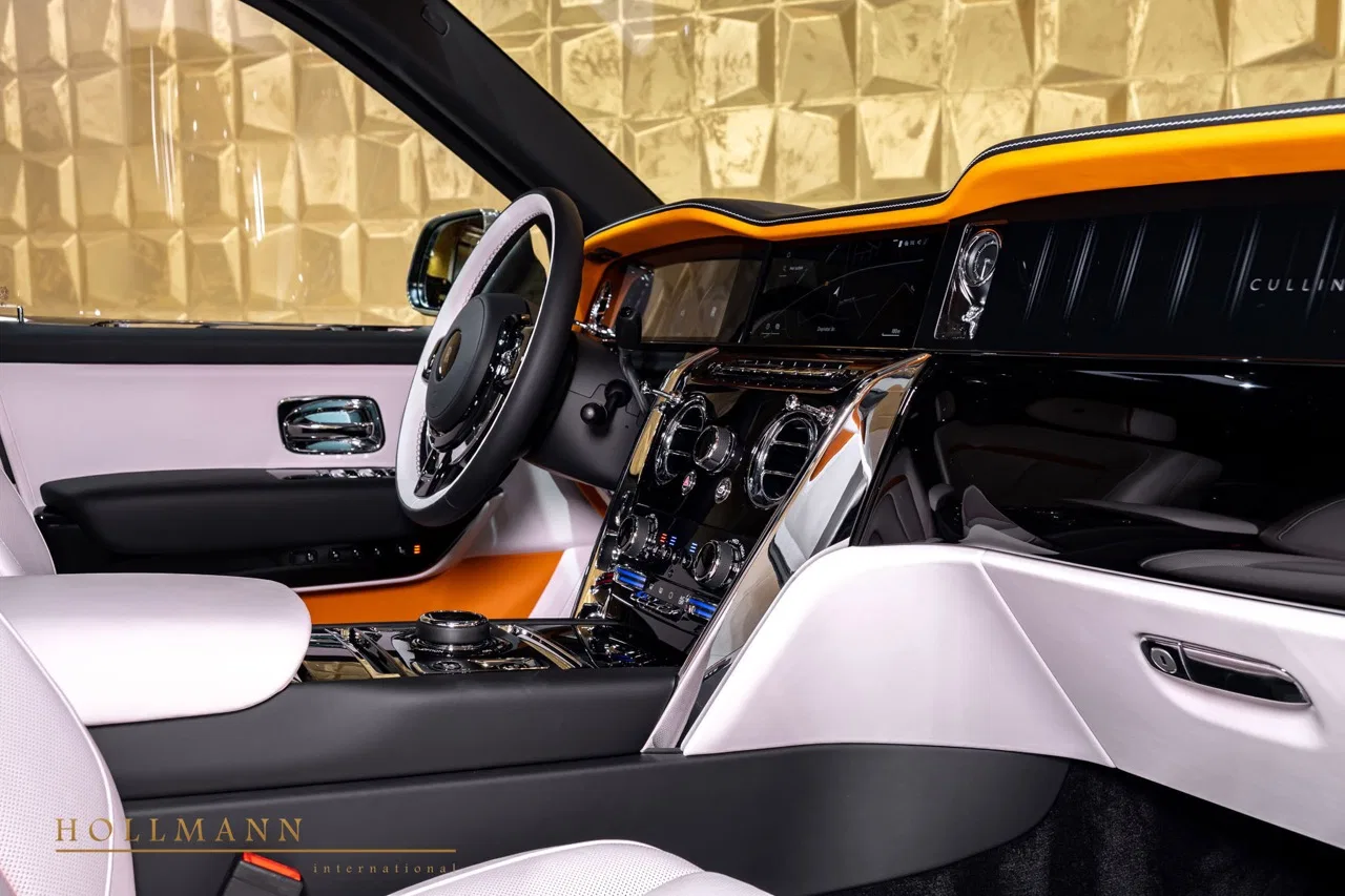 2026 Rolls-Royce Cullinan Series II interior, dashboard, Seashell